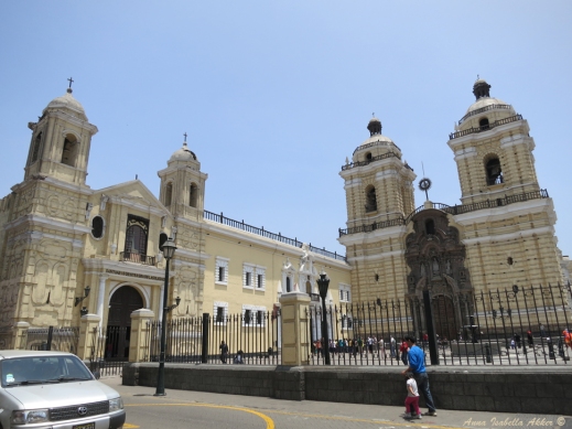 The outside of the Convento de San Francisco in Lima (in imposing Spanish baroque style without an inkling of Inka), which also has large catacombs downstairs. It also had courtyards inside with some beautiful contemporary Peruvian artwork on display.